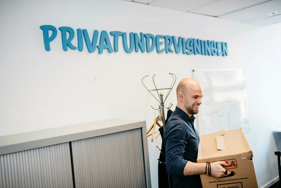 – Det er viktig for meg å alltid være dårligst i rommet. Da blir man bedre fordi man lærer, sier Eirik Broms (23). Som 21-åring startet han Privatundervisningen as, som i dag har 200 ansatte.