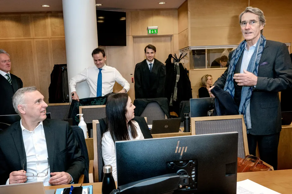 Tidligere Norske Skog-sjef Sven Ombudstvedt (til venstre), og tidligere styreleder i Norske Skog, Jon- Aksel Torgersen (til høyre) får skryt av dommeren for å ha forsøkt å redde Norske Skog. I midten advokat Siri Fjeldvær.