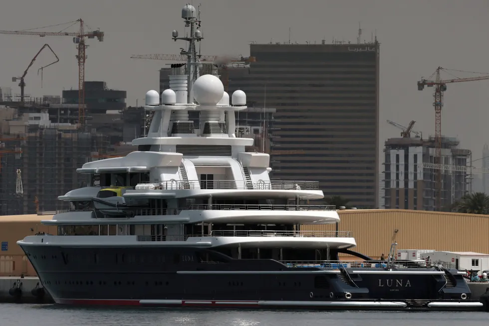 Superyachten Luna til over tre milliarder kroner er blant eiendelene til oligarken Farkhad Ahmedov, her ved havn i Dubai. Ekskonen gjør krav på båten, som opprinnelig ble bygget for Chelsea-eier Roman Abramovitsj.