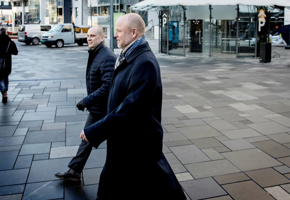 Tore Widding, direktør for Risk i Bank Norwegian, og Pål Svenkerud (foran), konstituert administrerende direktør for Norwegian Bank, på vei til et møte etter fremleggelsen av tall for fjerde kvartal. Fredrik Bjerknes
