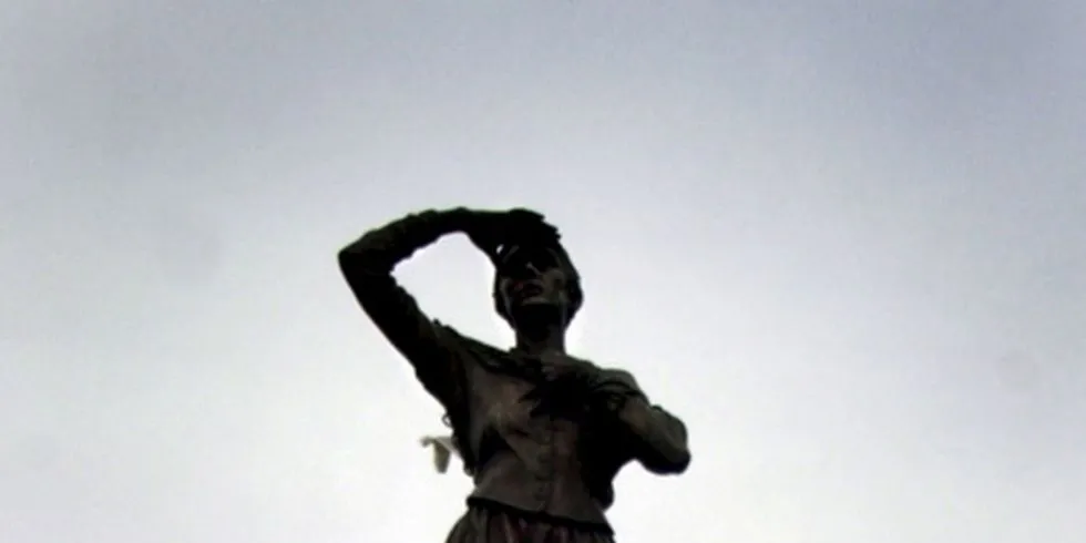 "Mot havet": Statue i Ålesund Havn. Arkivfoto: Fridgeir Walderhaug.