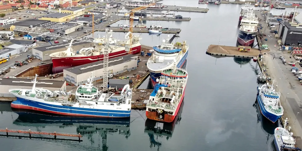 Stor aktivitet og full kapasitetsutnyttelse i nybygging og reparasjoner på Karstensen Skibsværft i Skagen i Danmark, som har stålgrep på trålbygging.