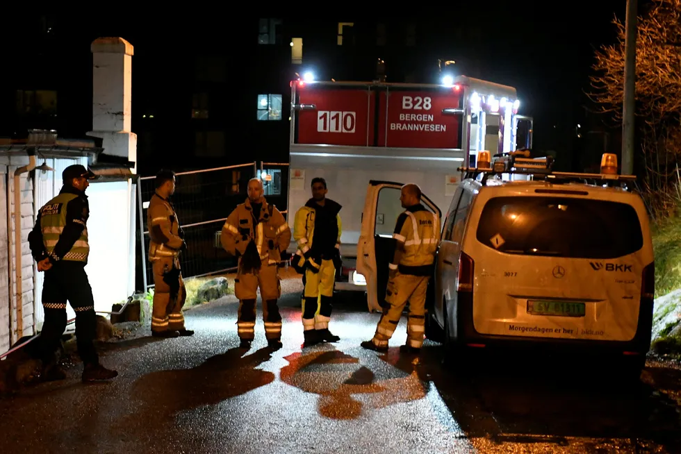 Beboerne i flere hus er evakuert og E39 er stengt som følge av lekkasje etter brudd på en vannledning i Sandviken i Bergen. Frykter at E39 kan kollapse.