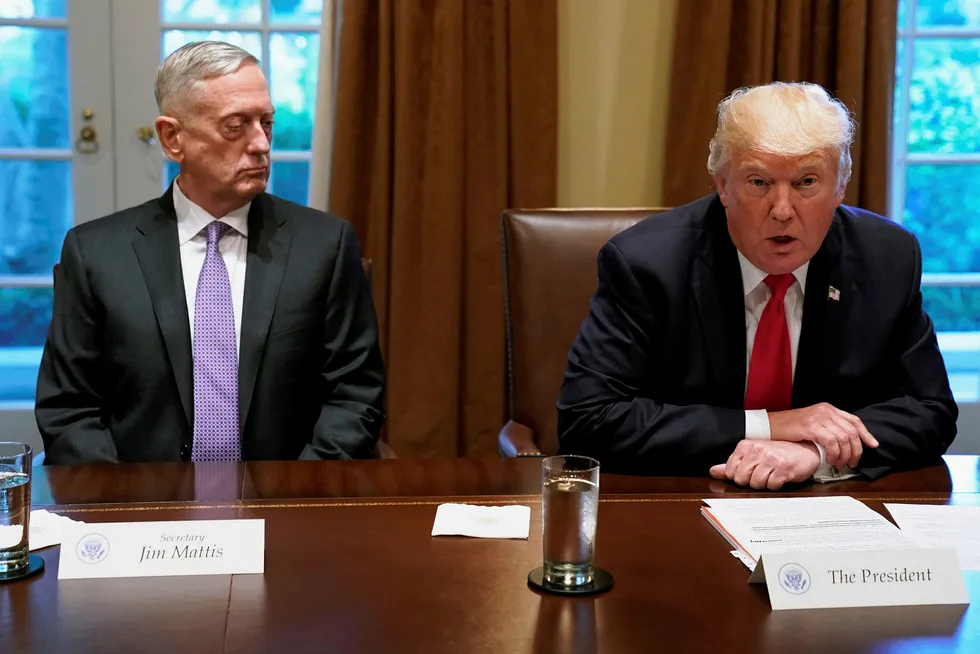 Donald Trump sier Iran ikke har levd opp til atomavtalens ånd. Her er presidenten sammen med forsvarsminister Jim Mattis (til venstre). Foto: Yuri Gripas/Reuters/NTB scanpix