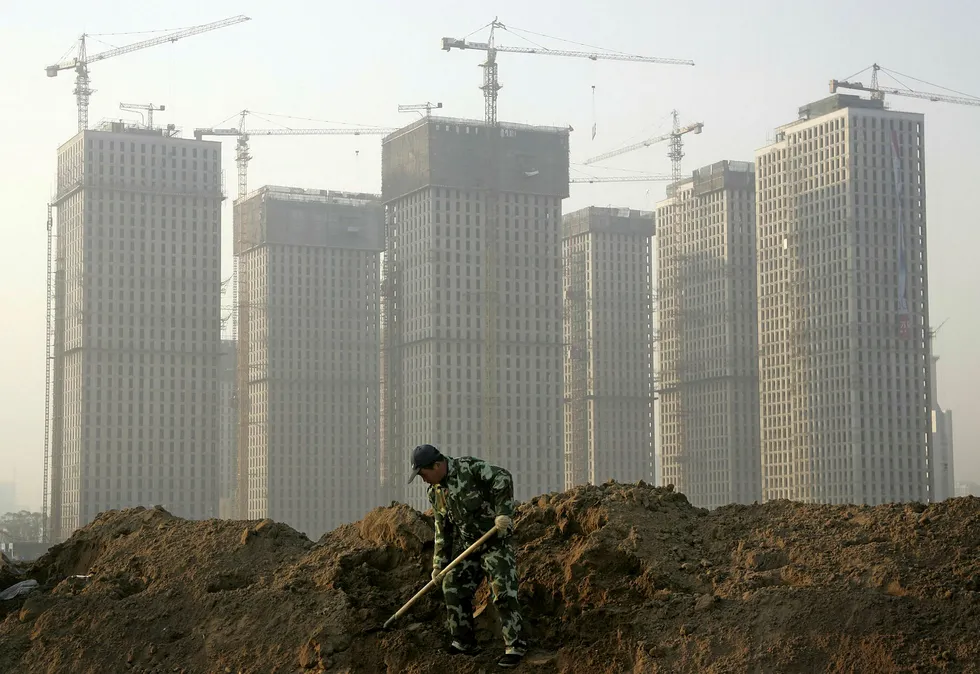 En uferdig skyskraper i byen Taiyuan er lagt ut til salg på en kinesisk nettauksjon. Bildet viser en rekke nybygg i Taiyuan fra 2010. Foto: China out/AP photo/NTB scanpix