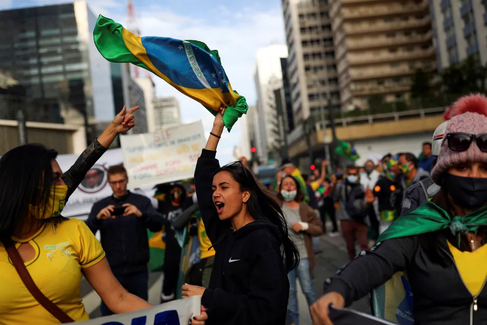 USA innfører innreiseforbud for reisende som kommer fra Brasil, hvor over 300.000 mennesker er bekreftet smittet av koronaviruset covid-19. Støttespillere av president Jair Bolsonaro protesterte på søndag i São Paulo mot restriksjoner som guvernøren har innført.