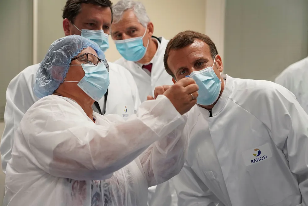 Frankrikes president Emmanuel Macron avla nylig et besøk hos farmasiselskapet Sanofi Pasteurs fabrikk i Marcy-l'Etoile, hvor det utvikles en mulig koronavaksine. Nå starter massetesting og kliniske tester av vaksiner over hele verden.