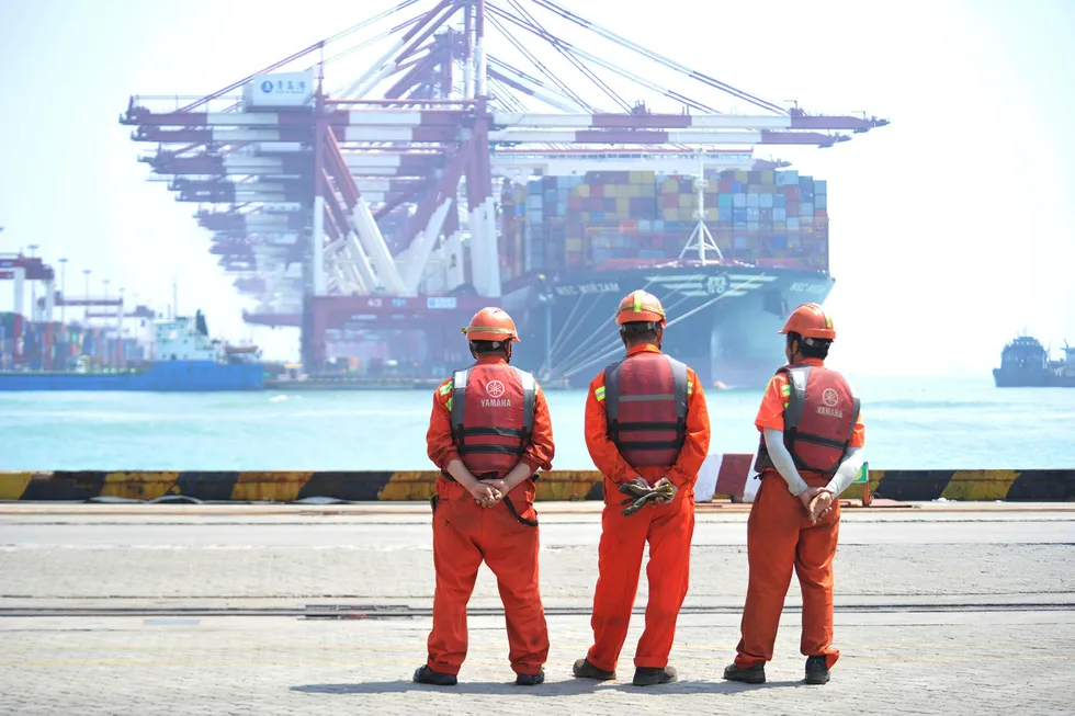 Kina klarte å stabilisere økonomien i første kvartal med en økonomisk vekst på 6,4 prosent. Det kan bli vanskelig å opprettholde hvis USA innfører nye straffetoller mot Kina, tror finansinstitusjoner. Ved Qingdao-havnen i Shandong-provinsen er det fortsatt høy aktivitet.