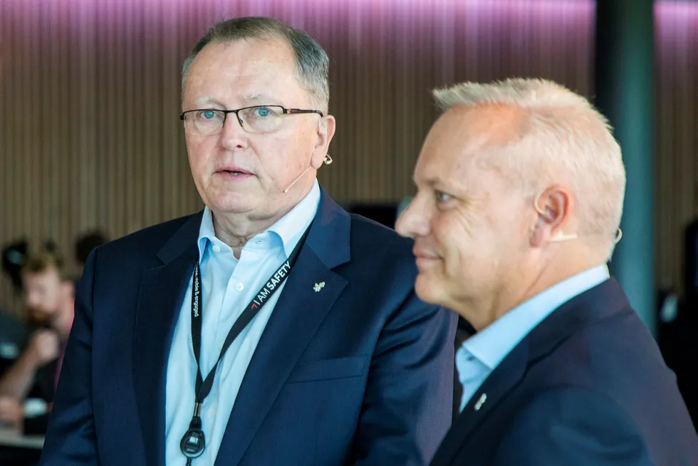 Konsernsjef Eldar Sætre (til venstre) har knappe 14 dager igjen som toppsjef i Equinor. Da er det Anders Opedal som skal overta ansvaret for den amerikanske virksomheten der selskapet hittil har tapt vel 200 milliarder kroner.