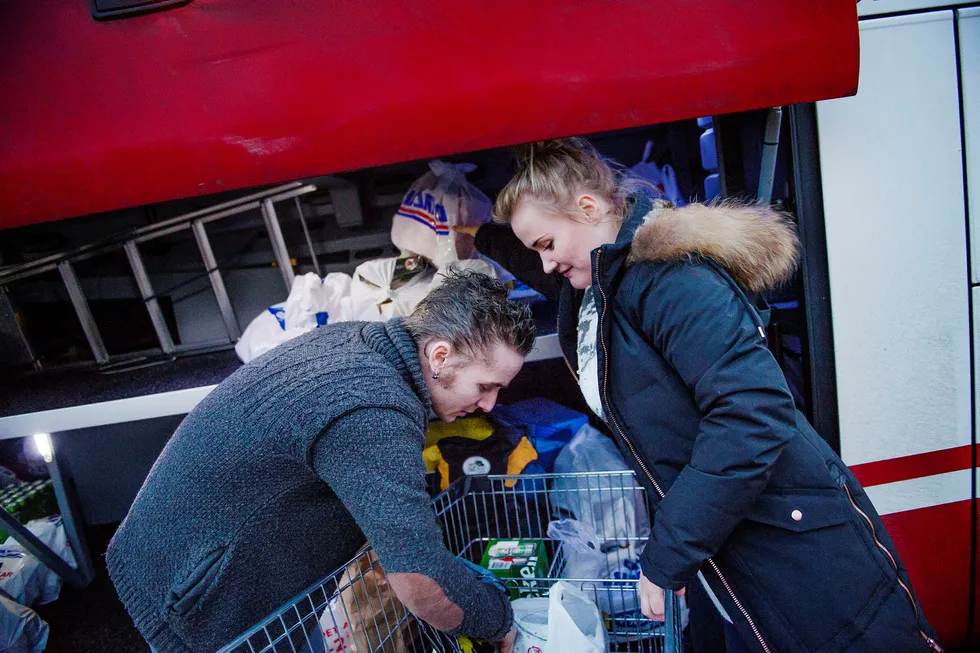 Dette paret har kommet til Nordby Shoppingcenter fra Telemark, men undersøkelsen i regi av Food 2018 viser at til og med et stort antall vestlendinger reiser til Sverige. Foto: Hampus Lundgren