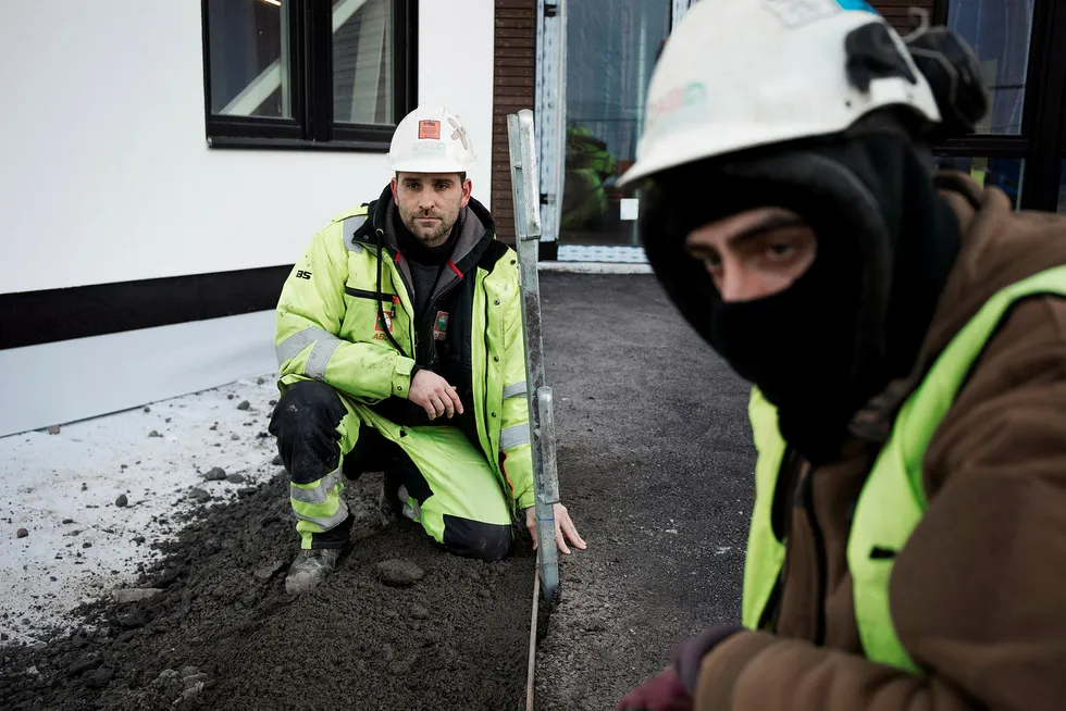 Det kommer færre polske arbeidere til Norge, noe som gir byggefirmaene vansker med rekrutteringen. Men Pavel Ossowski (til venstre) blir. Nå arbeider han med et uteanlegg ved en byggeplass på Økern i Oslo.