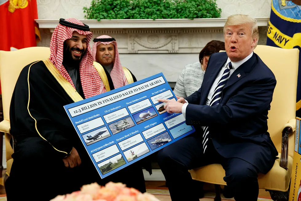 President Donald Trump skryter av amerikansk våpensalg til Saudi-Arabia og kronprins Mohammed bin Salman under et møte i Det hvite hus ifjor.