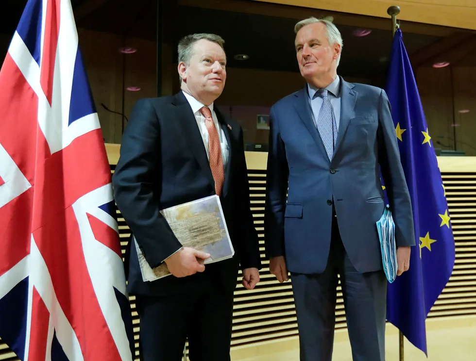 Britenes sjefforhandler David Frost (til venstre) og EUs Michel Barnier får ikke lenger treffes ansikt til ansikt. Brexit står i stampe.