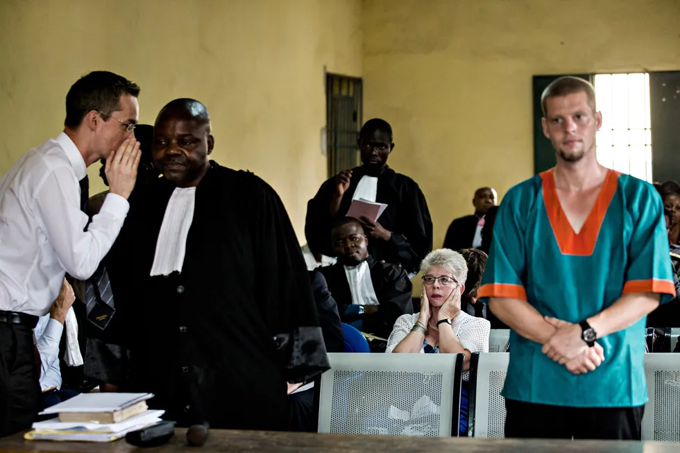 Kari Hilde French og Hans Marius Graavold var sentrale støttespillere for Joshua French (til høyre). Her er de tre i rettssalen i 2014. Graavold sier noe til Frenchs kongolesiske forsvarer.