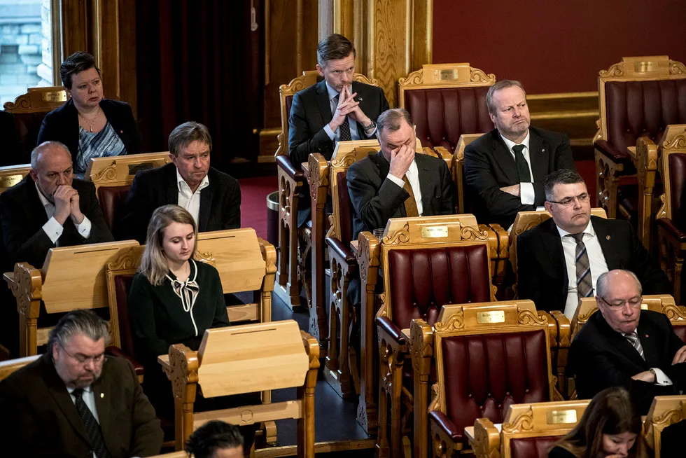 Hvis KrF trekker støtten til Olemic Thommessen (med hånd foran ansiktet), forsvinner flertallet for ham på Stortinget. Da blir det trolig nyvalg. Foto: Fartein Rudjord