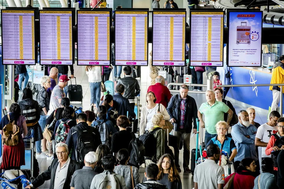 Rekordmange 230.000 passasjerer reiste til eller fra Schiphol Airport i Amsterdam 31. juli i år. Med så stor gjennomstrømming av passasjerer, er det bare å krysse fingrene for at køen gjennom sikkerhetskontrollen ikke er altfor lang. Foto: Bart Maat/afp Photo