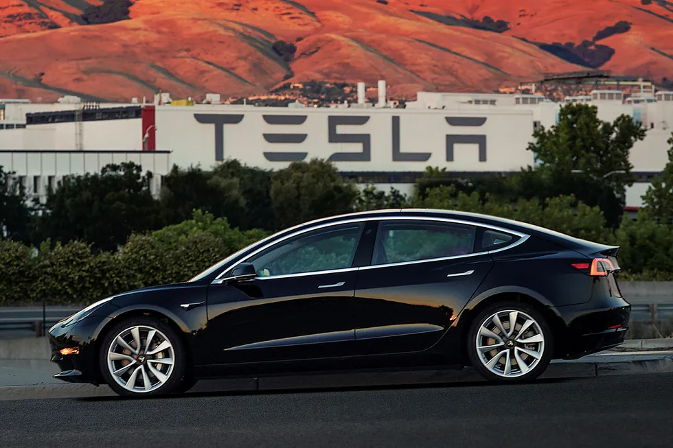 Tesla leverte i forrige uke de 30 første eksemplarene av «billigmodellen» Model 3 til eierne. Tesla Motors / AP / NTB Scanpix