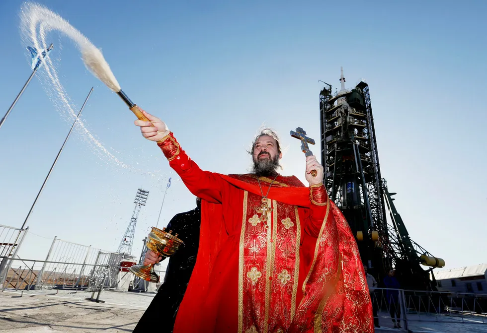 An Orthodox priest conducts a blessing in front of the Sojus MS-04 spacecraft set on the launchpad ahead of its upcoming launch, at the Baikonur cosmodrome in Kasakhstan, April 19, 2017. REUTERS/Shamil Zhumatov TPX IMAGES OF THE DAY --- Foto: Shamil Zhumatov/Reuters/NTB Scanpix