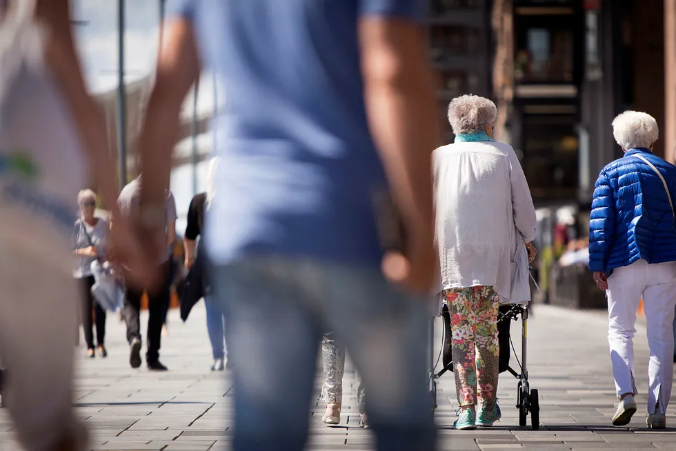 Myndighetene kan lette den økonomiske byrden ved å øke pensjonsalderen. Foto: Gunnar Lier