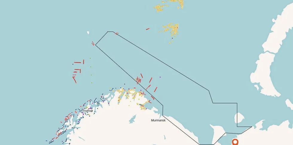 Den russisk militærøvelsen i Barentshavet strekker seg langt inn i norsk økonomisk sone, og berører viktige fiskefelter for norske fiskere.