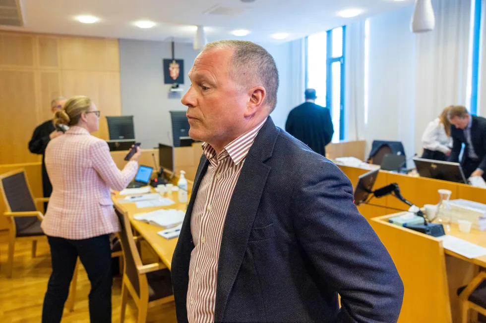 Oljefondssjef Nicolai Tangen forlater retten etter sitt vitnemål. Til venstre for Tangen står Elisabeth Bull Daae og til høyre advokat Jan Fougner.
