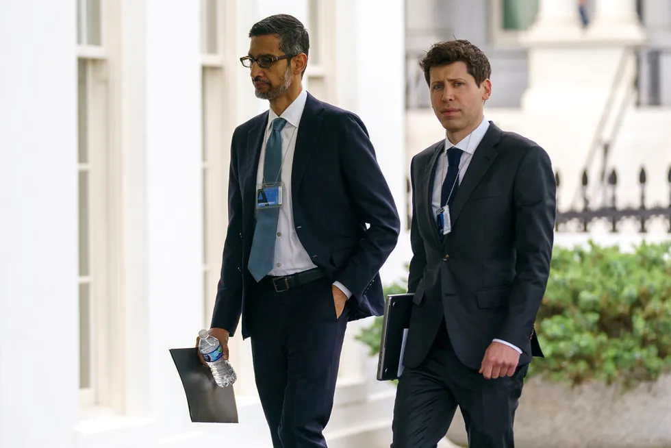 Alphabets konsernsjef Sundar Pichai (t.v.) har alle investorers øyne rettet mot seg denne uken. Her med Sam Altman, konsernsjef for OpenAI, på vei inn i Det hvite hus for en samtale med visepresident Kamala Harris om KI.