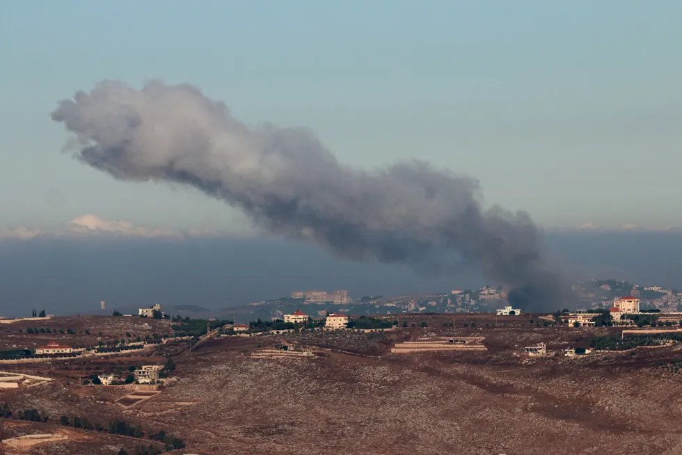 Røyken stiger over den sørlige delen av Libanon etter nye angrep mellom Israel og Hizbollah i Libanon.