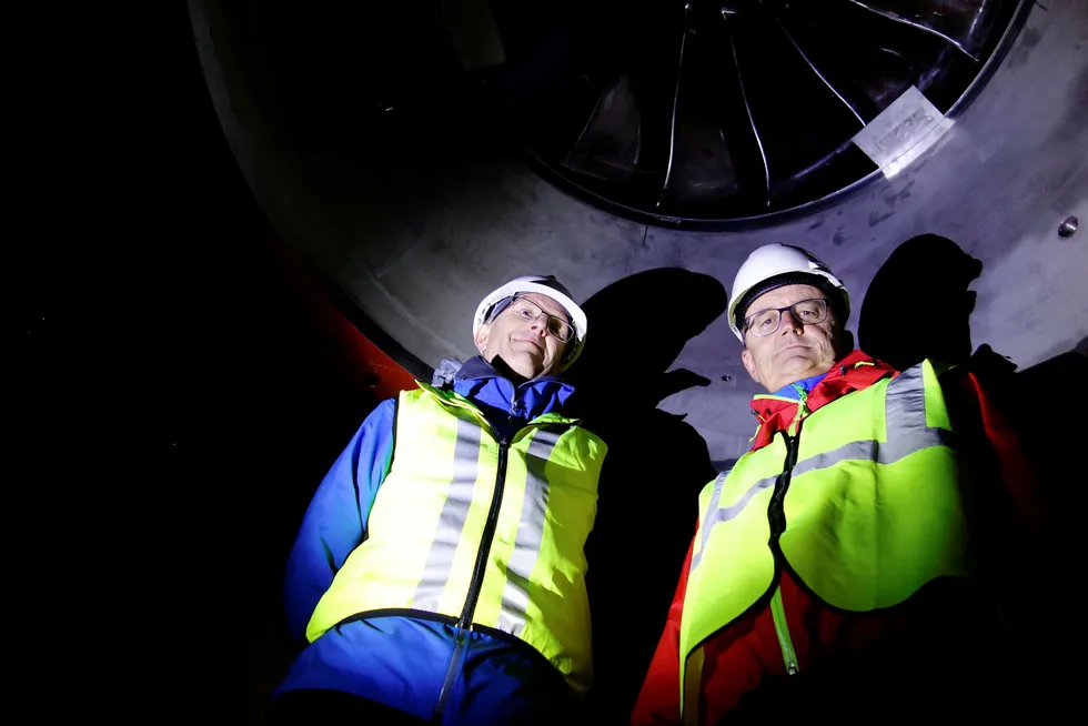 Konserndirektør Leiv Inge Ørke (til venstre) og toppsjef Eimund Nygaard i Lyse står dypt inne i fjellet, under skovlen i nye Lysebotn kraftverk, der vannet snart skal trykke på med enorm kraft. Foto: Jostein Løvås