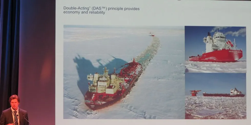 Direktør Reko-Antti Suojanen i Aker Arctic Technology viste skip som kan bryte seg gjennom isen i Arktis ved å snu en isforsterket akterende til. Foto: Nils Torsvik