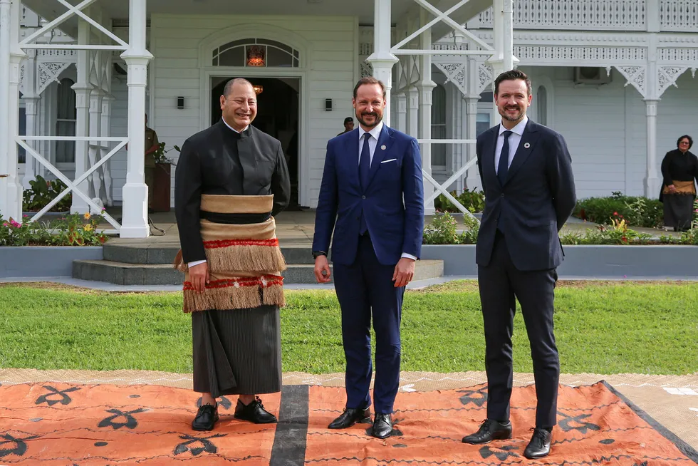Kronprins Haakon (i midten) og utviklingsminister Dag-Inge Ulstein møter kong Tupou VI på stillehavsparadiset Tonga. Foto: Karen Setten/NTB Scanpix