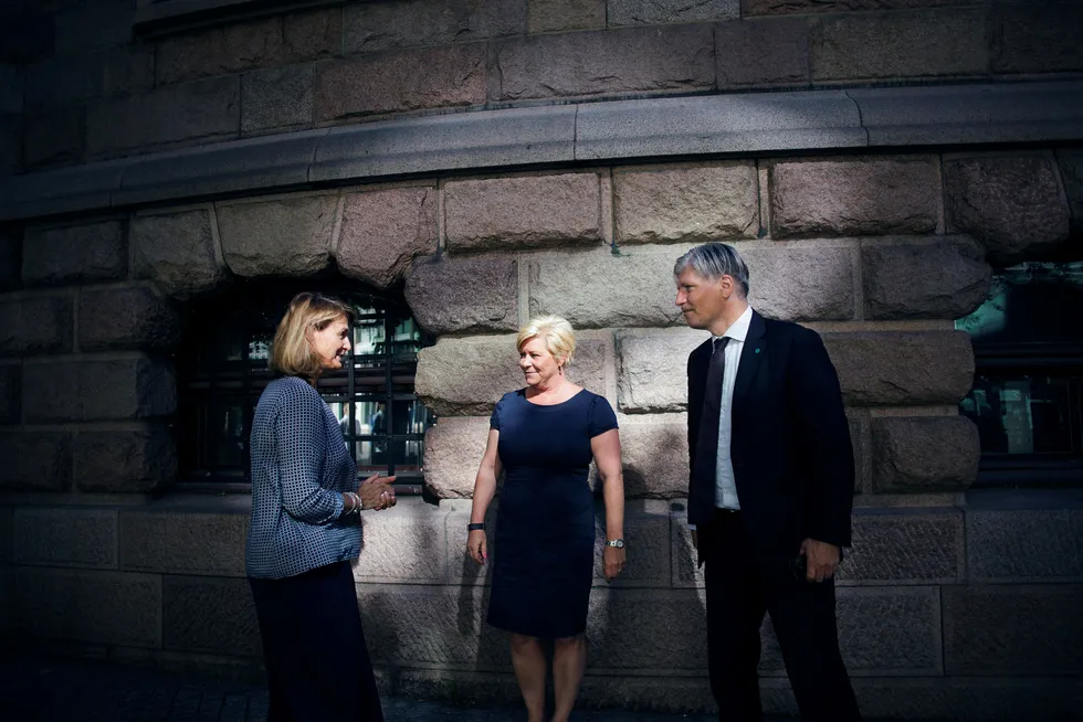 Finansminister Siv Jensen står utenfor Finansdepartementet etter møtet, sammen med Stefi Kierulf Prytz, direktør i Finans Norge, og klima- og miljøminister Ola Elvestuen (V) Foto: Javad Parsa