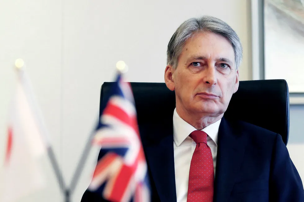 Storbritannias finansminister Philip Hammond sier det kan bli nødvendig med et overgangsregime etter de to årene med brexit-forhandlinger som er planlagt å starte i mars. Foto: Issei Kato/Reuters/NTB Scanpix