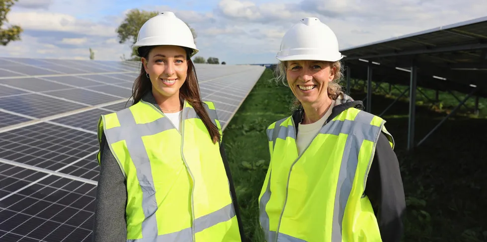 Charlotte Eilers (til v) og Marte Lerberg Kopstad er begge nyansatte i Statkraft. Her er de på befaring på en av solparkene Statkraft har bygget i Nederland.