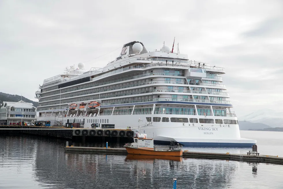 Cruiseskipet Viking Sky ligger i Molde havn.