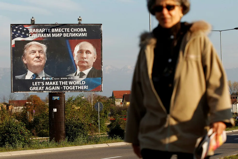 En fotgjenger passerer en plakat av USAs påtroppende president, Donald Trump, og Russlands president Vladimir Putin i Danilovgrad, Montenegro. Foto: STEVO VASILJEVIC/Reuters
