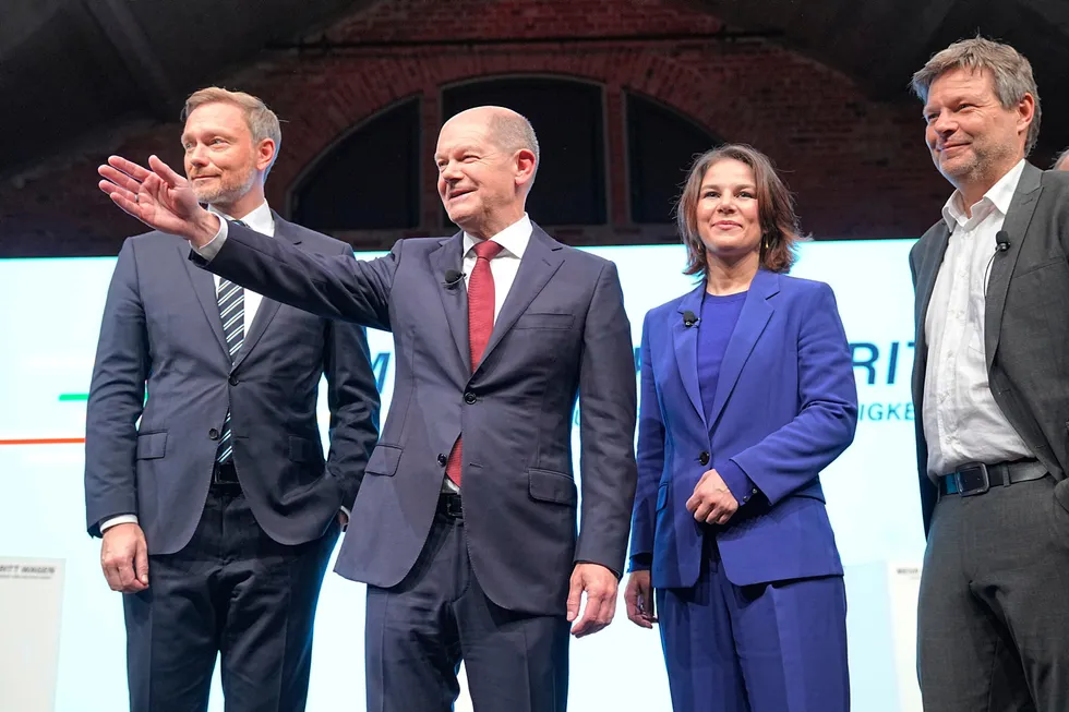 Kansler Olaf Scholz (SPD) og den nye tyske regjeringen vil peke ut en ny kurs. Med seg har Scholz Christian Lindner (FDP) til venstre, og til høyre Annalena Baerbock og Robert Habeck (De grønne).