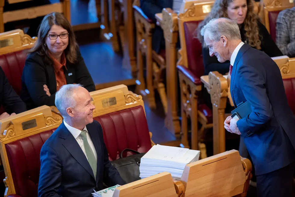 Påtroppende statsminister Jonas Gahr Støre og avtroppende finansminister Jan Tore Sanner i Stortinget i går.