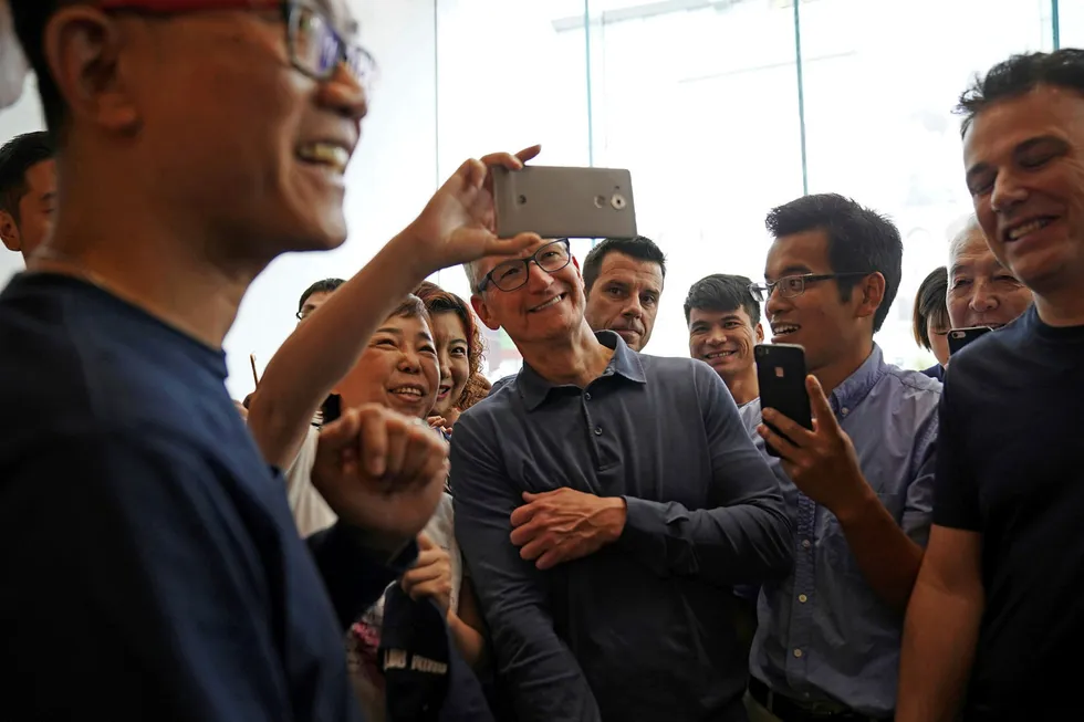 Apples konsernsjef Tim Cook er i Kina flere ganger i året – her fra et besøk i Apple store i Shanghai i oktober. Kina har vært det viktigste vekstmarkedet. Nå svikter salget.