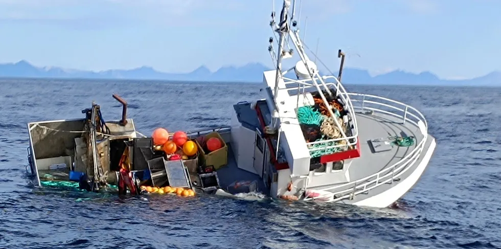 En fiskebåt sank onsdag litt nordvest av Andenes. Alle fiskerne om bord ble berget.