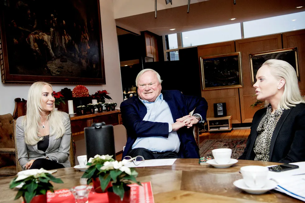 GOD JUL. Skipsreder og investor John Fredriksen reduserer eierandelen i Frontline. Det skjer etter sterk etterspørsel i en emisjon som tok markedet på sengen fredag. Her med døtrene Cecilie (t.v) og Kathrine, rundt juletider fjor. Foto: Elin Høyland