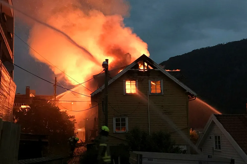 Brannmannskapene jobbet utover natten med å begrense brannen i Sogndal sentrum. Foto: Jan Inge Fardal / Sogn Avis