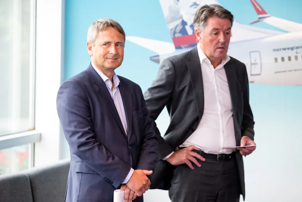Widerøes-sjef Stein Nilsen (t.v.) og Norwegian-sjef Geir Karlsen samlet da kjøpet ble presentert på Fornebu i juli.