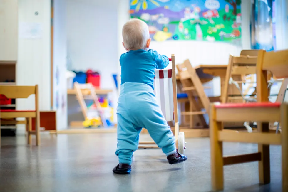 Flere tilgjengelige barnehageplasser er viktigere enn lengre foreldrepermisjon.
