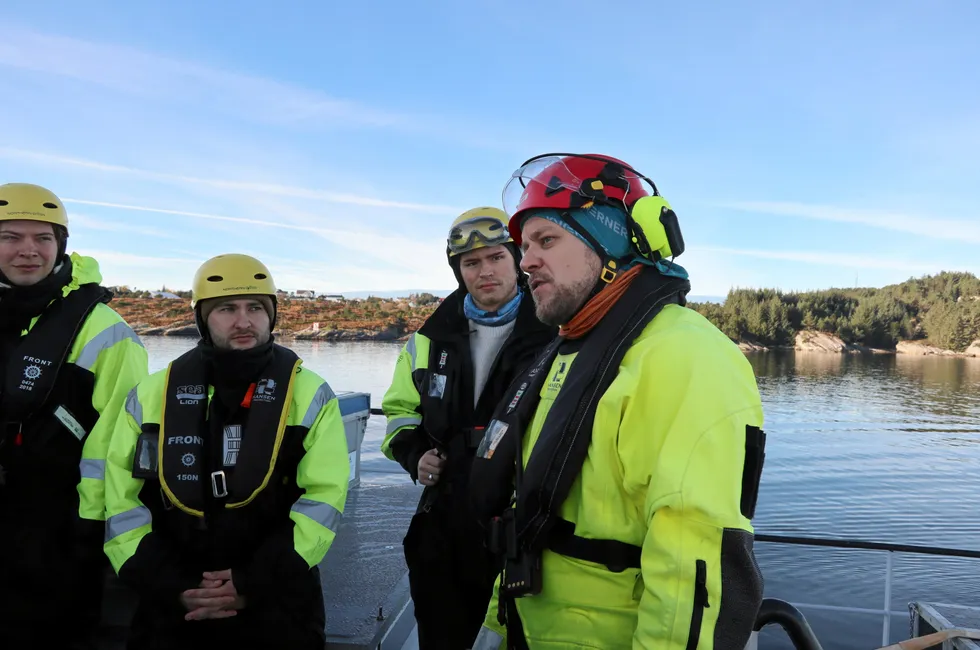 Illustrasjonsfoto, studenter: Øyvind Reinshol, formidler for fiskerimuseet og Storeblå, underviser studenter på anlegget Rongøy i Øygarden i fjor høst.