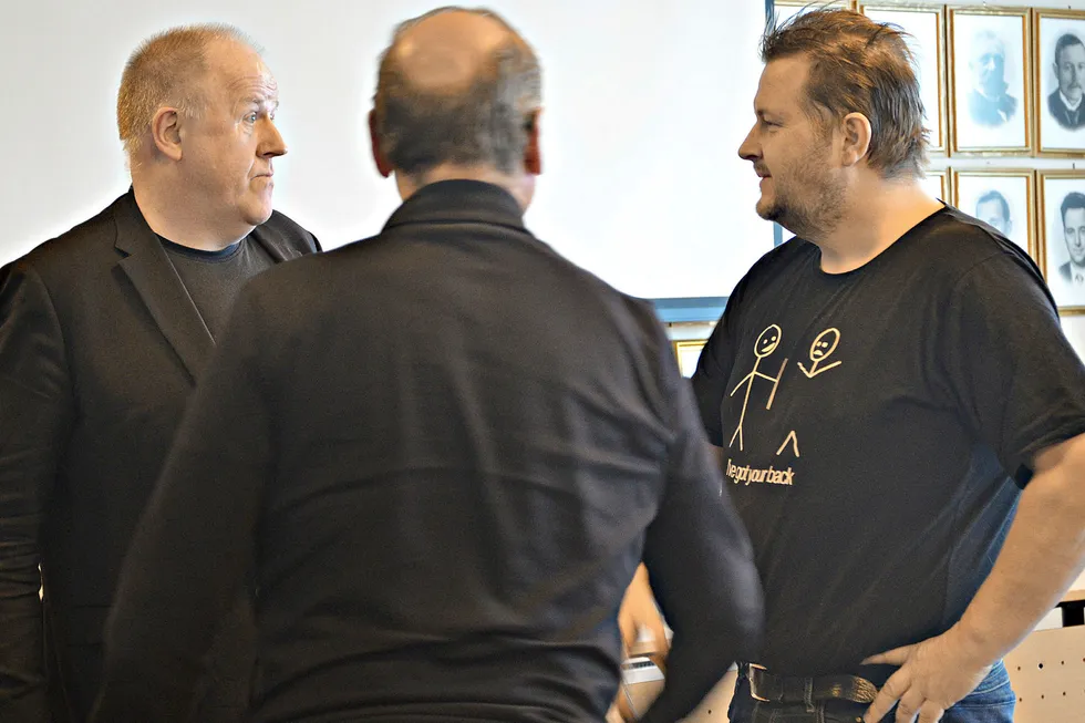 Kjell Kvam ledet prosessen med å velge entreprenør til den nye ungdomsskolen i Bjugn. Her er Kvam sammen med ordføreren i Bjugn, Ogne Undertun (til høyre).