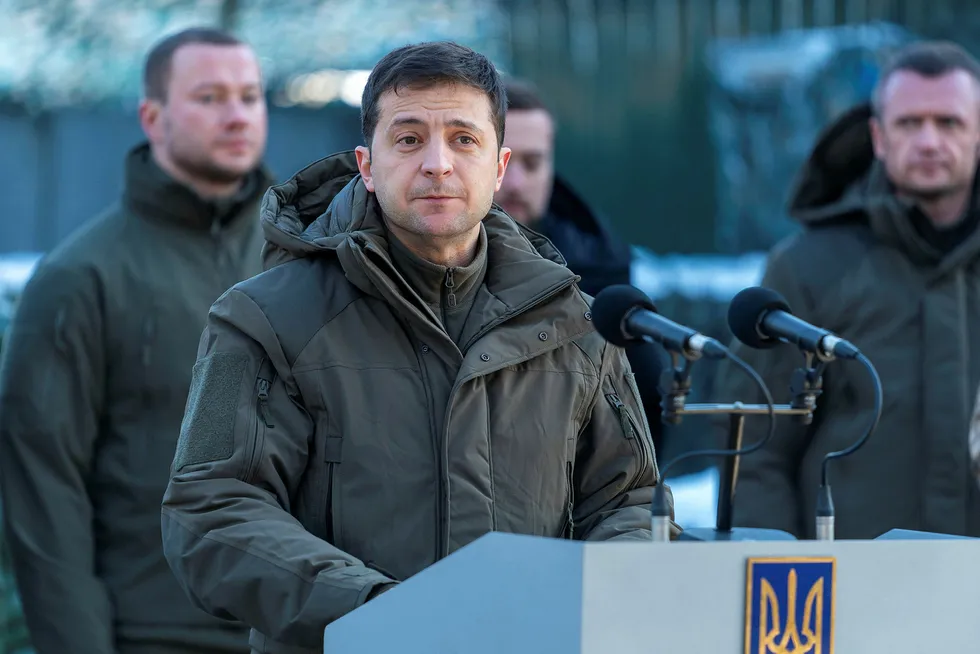 Avtalen med IMF er en stor seier for Ukrainas president Volodymyr Zelenskyj, som her besøker den krigsherjede Donetsk-regionen øst i landet.