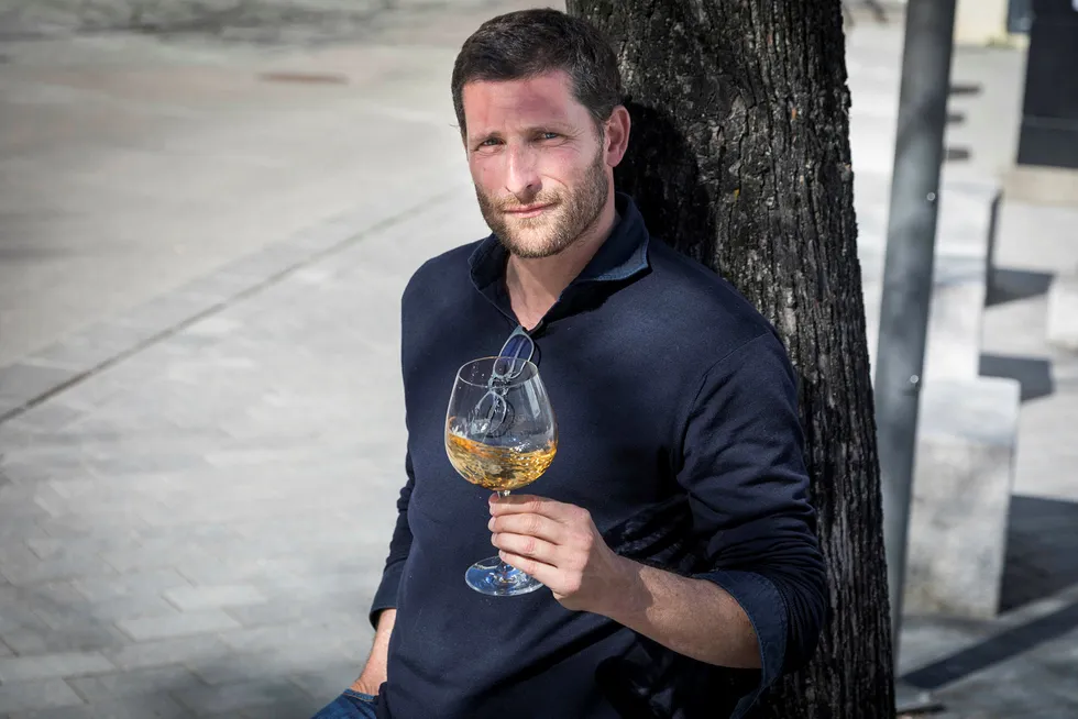 Gjør suksess. Dominik Huber med en av sine hvite viner fra Priorat. Foto: Gunnar Lier