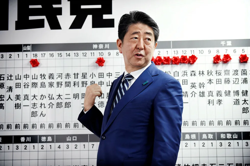 Ifølge TBS har Shinzo Abe vunnet 311 av de 465 mandatene i parlamentet. 63-åringen ligger dermed an til å bli den lengstsittende statsministeren i Japan. Foto: Toru Yamanaka/AFP/NTB scanpix