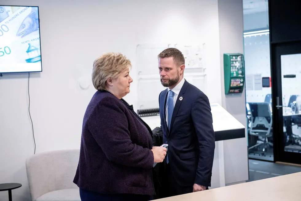 Statsminister Erna Solberg (H) og helseminister Bent Høie (H) innfører de sterkeste tiltakene i fredstid for å bekjempe korona-virus.