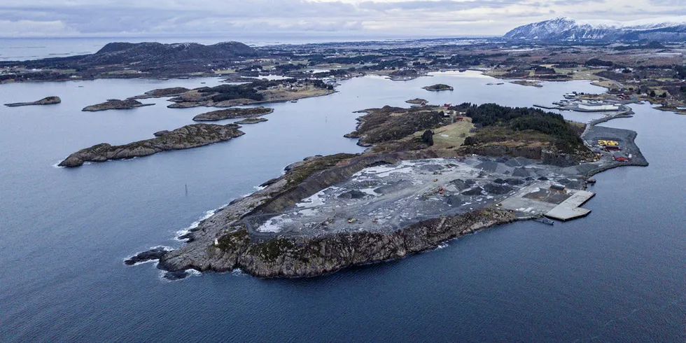 Salmon Evolution skal bygge landbasert matfiskanlegg steinbrudd på Indre Harøy i Fræna i Møre og Romsdal